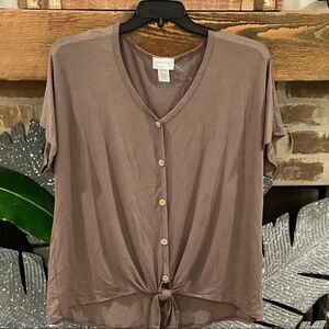 𝅺HOMEGIRL 2X button Olive Green top with self tie.